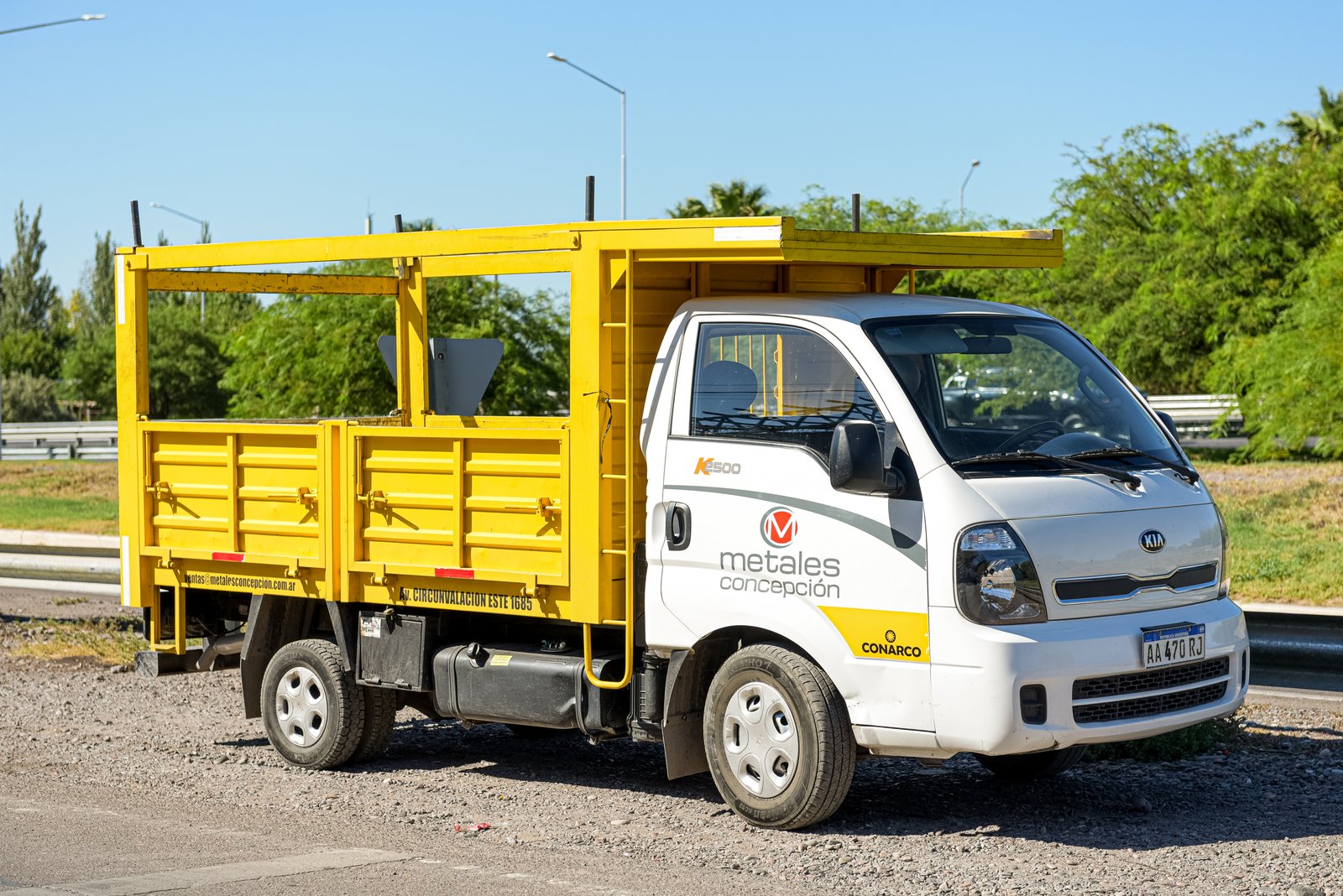 Camión de la flota propia de Metales Concepción listo para entrega