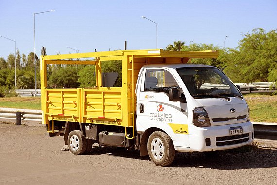 Camión de Metales Concepción en ruta hacia una entrega